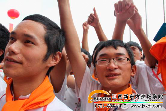 臺下的學(xué)生紛紛豎起拇指