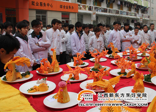 雕刻作品展臺(tái)前觀摩的學(xué)生