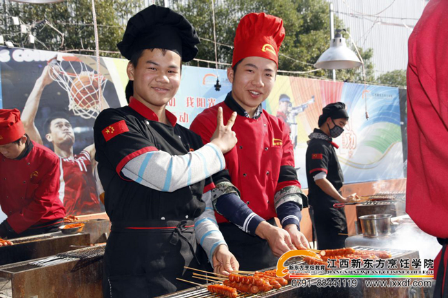 ��ԺС�{(l��n)У�^(q��)��ɫ������Y(ji��)�I(y��)����¡���e����ǧ��ͬϯƷ��ɫ��ζ