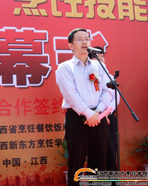 江西省教育廳職業(yè)成人教育處鄧宏處長宣布大賽開幕~~.jpg