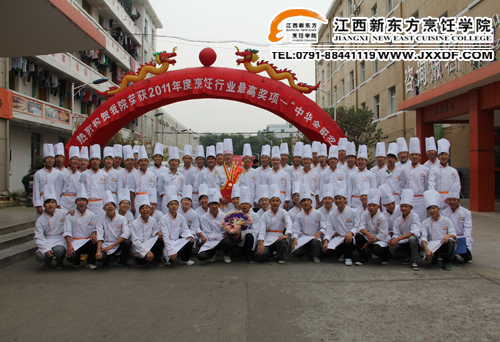 <a href=http://www.8881133.com target=_blank class=infotextkey>江西新東方烹飪學(xué)院</a>同學(xué)們紛紛上前合影~副本.jpg