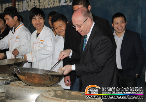 瑞典友人體驗(yàn)翻鍋練習(xí)