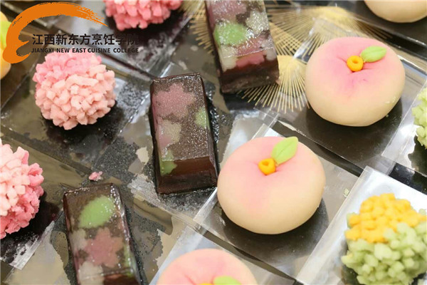 <a href=http://www.8881133.com target=_blank class=infotextkey>江西新東方烹飪學(xué)院</a>_西點(diǎn)展示.jpg