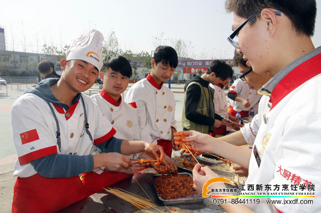 ��ԺС�{(l��n)У�^(q��)��ɫ������Y(ji��)�I(y��)����¡���e����ǧ��ͬϯƷ��ɫ��ζ