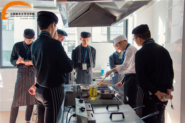 <a href=http://www.8881133.com target=_blank class=infotextkey><a href=http://www.8881133.com target=_blank class=infotextkey><a href=http://www.8881133.com target=_blank class=infotextkey>江西新東方烹飪學(xué)院</a></a></a>西餐學(xué)生.jpg