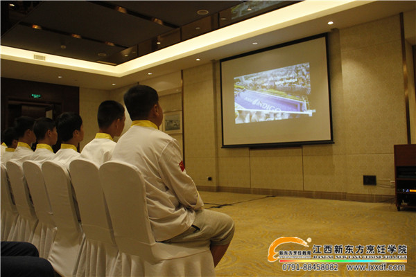 同學們觀看宣傳片