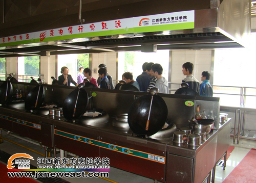 同學(xué)們參觀實(shí)踐大廳