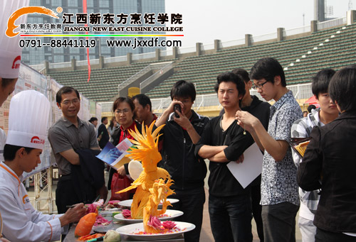 <a href=http://www.8881133.com target=_blank class=infotextkey>江西新東方烹飪學(xué)院</a>學(xué)生雕刻作品吸引眼球~~.jpg