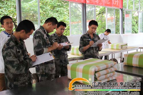 新東方烹飪學(xué)校疊軍被比賽評(píng)委打分