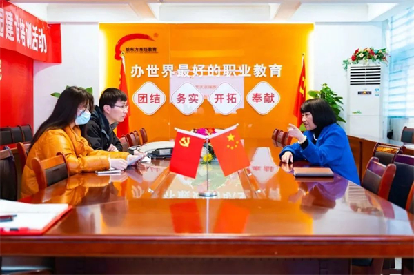 <a href=http://www.8881133.com target=_blank class=infotextkey>江西新東方烹飪學(xué)校</a>邀請江西衛(wèi)視主播來校.jpg