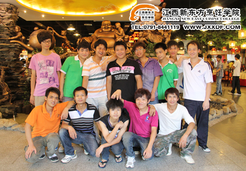 <a href=http://www.8881133.com target=_blank class=infotextkey>江西新東方烹飪學(xué)院</a>的同學(xué)們?cè)陬U景園生態(tài)酒店合影留念~副本.jpg