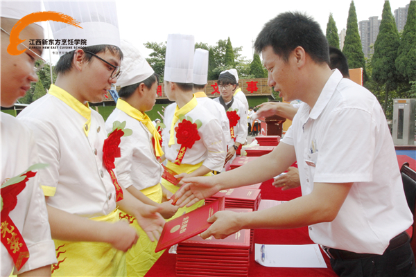 <a href=http://www.8881133.com target=_blank class=infotextkey>江西新東方烹飪學(xué)院</a>2019上半學(xué)年評(píng)優(yōu)表彰大會(huì)隆重召開.jpg