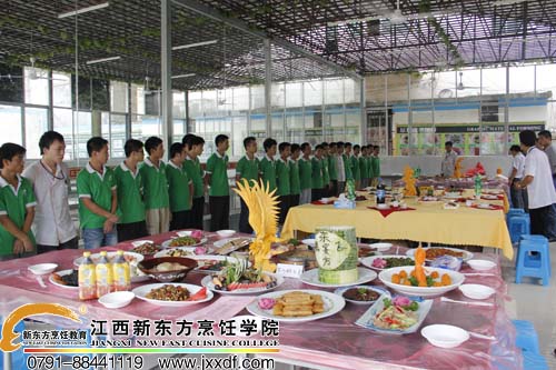 <a href=http://www.8881133.com target=_blank class=infotextkey>江西新東方烹飪學(xué)院</a>全能1105班學(xué)子列隊(duì)