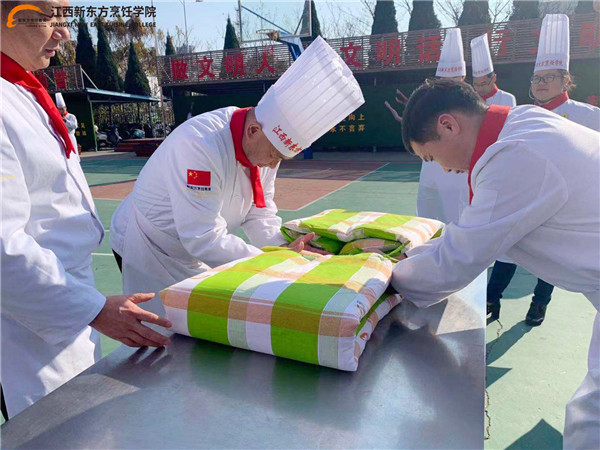 <a href=http://www.8881133.com target=_blank class=infotextkey>江西新東方烹飪學(xué)院</a>老師疊軍被.jpg