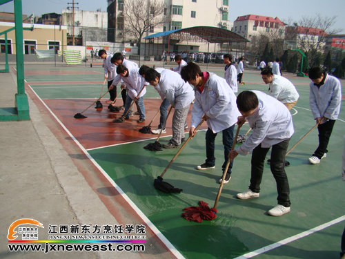 我院同學(xué)打掃操場