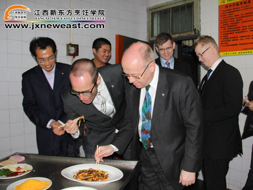 瑞典友人爭(zhēng)先品嘗魚(yú)香肉絲