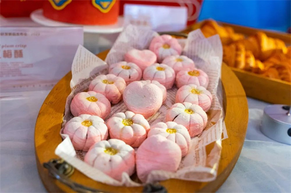 <a href=http://www.8881133.com target=_blank class=infotextkey>江西新東方烹飪學(xué)校</a>西點新專業(yè)發(fā)布會.jpg