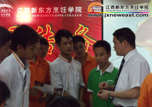 富淳餐飲集團人事經(jīng)理和江西新東方學(xué)生親切交談
