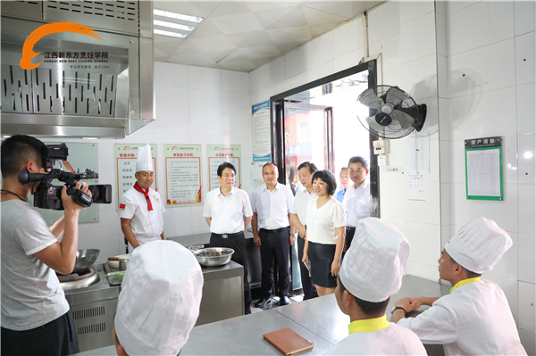 江西省副省長蒞臨<a href=http://www.8881133.com target=_blank class=infotextkey>江西新東方烹飪學院</a>.jpg