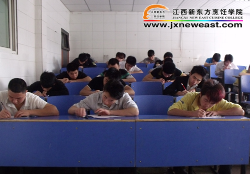 考生沉著冷靜應(yīng)考