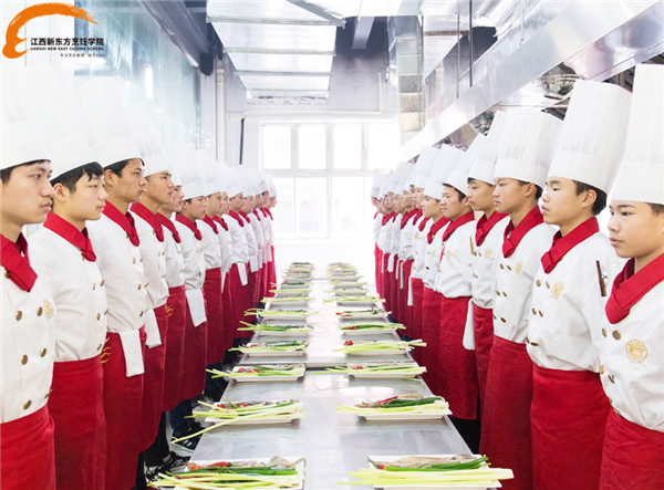 <a href=http://www.8881133.com target=_blank class=infotextkey>江西新東方烹飪學(xué)院</a>學(xué)廚師.jpg