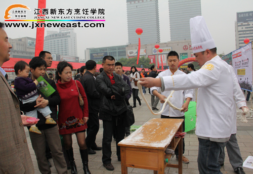 現(xiàn)場拉面表演吸引家長觀看