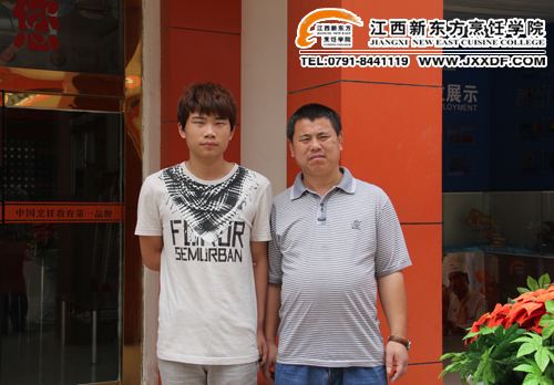 陳思偉和父親在<a href=http://www.8881133.com target=_blank class=infotextkey>江西新東方烹飪學院</a>合影留念~副本.jpg