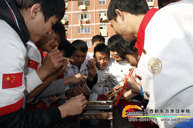 ��ԺС�{(l��n)У�^(q��)��ɫ������Y(ji��)�I(y��)����¡���e����ǧ��ͬϯƷ��ɫ��ζ