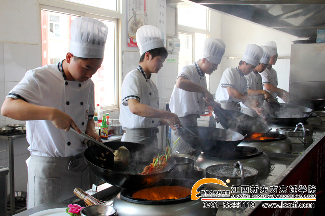 <a href=http://www.8881133.com target=_blank class=infotextkey>江西新東方烹飪學(xué)校</a>學(xué)生實(shí)訓(xùn)