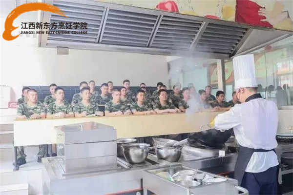 <a href=http://www.8881133.com target=_blank class=infotextkey>江西新東方烹飪學(xué)院</a>_學(xué)員們認(rèn)真看老師實(shí)際操作.jpg