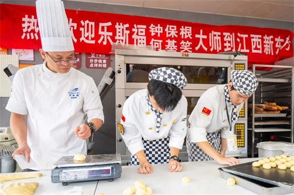 <a href=http://www.8881133.com target=_blank class=infotextkey>江西新東方烹飪學(xué)校</a>.jpg