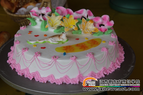 我院同學(xué)現(xiàn)場(chǎng)制作的西點(diǎn)蛋糕