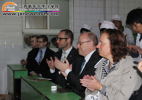 瑞典友人同江西新東方的學(xué)生一起上課