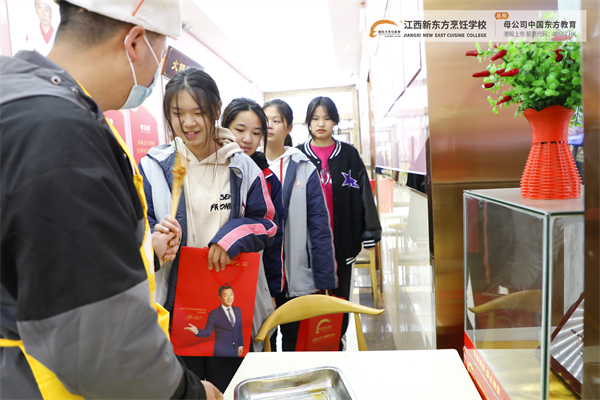 <a href=http://www.8881133.com target=_blank class=infotextkey>江西新東方烹飪學(xué)校</a>研學(xué)進行中