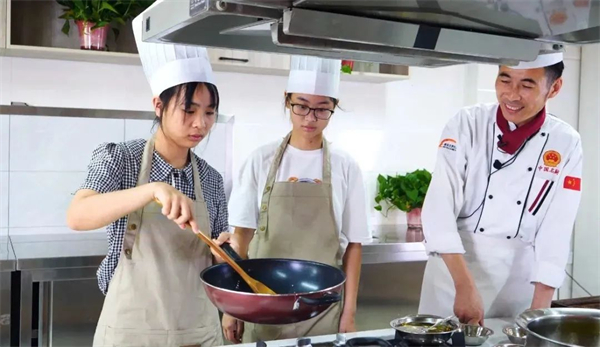 <a href=http://www.8881133.com target=_blank class=infotextkey>江西新東方烹飪學(xué)校</a>暑期班興趣班.jpg