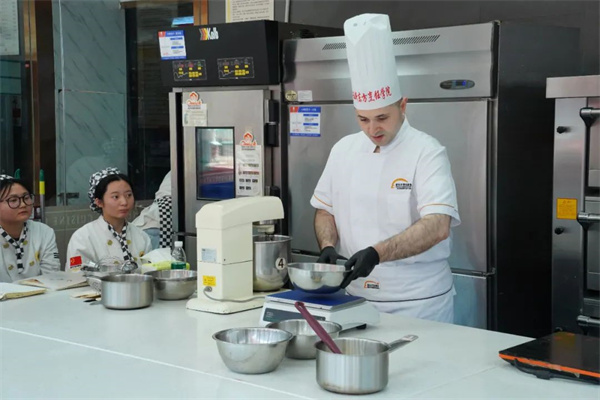 <a href=http://www.8881133.com target=_blank class=infotextkey>江西新東方烹飪學(xué)校</a>.jpg