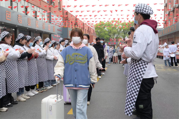 <a href=http://www.8881133.com target=_blank class=infotextkey>江西新東方烹飪學(xué)校</a>畢業(yè)歡送會.jpg