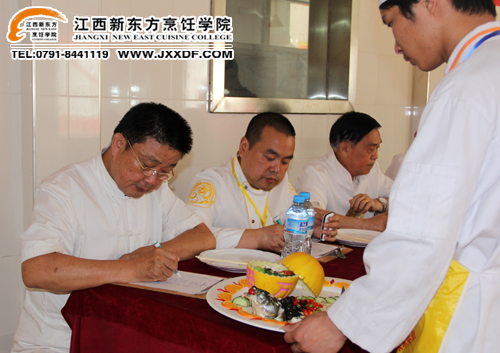 首屆“新東方杯”烹飪技能大賽江西賽區(qū)專業(yè)的評(píng)委老師1~副本.jpg