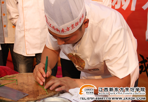 <a href=http://www.8881133.com target=_blank class=infotextkey>江西新東方烹飪學(xué)院</a>學(xué)子張鵬輝秀廚藝2~副本.jpg
