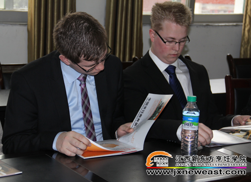 瑞典友人仔細(xì)閱讀<a href=http://www.8881133.com target=_blank class=infotextkey>江西新東方烹飪學(xué)院</a>的簡(jiǎn)章