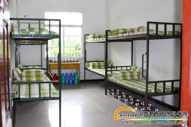 干凈整齊的新東方烹飪學(xué)校學(xué)生寢室