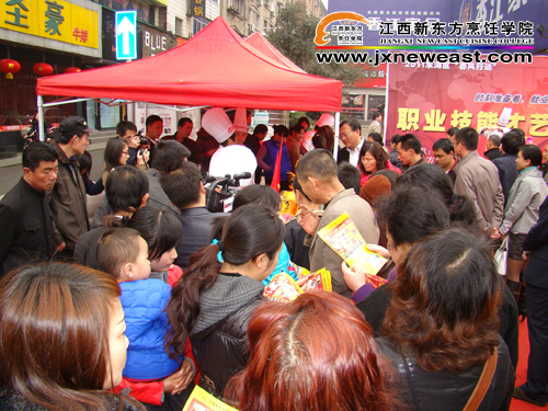 我院展示吸引人群關注