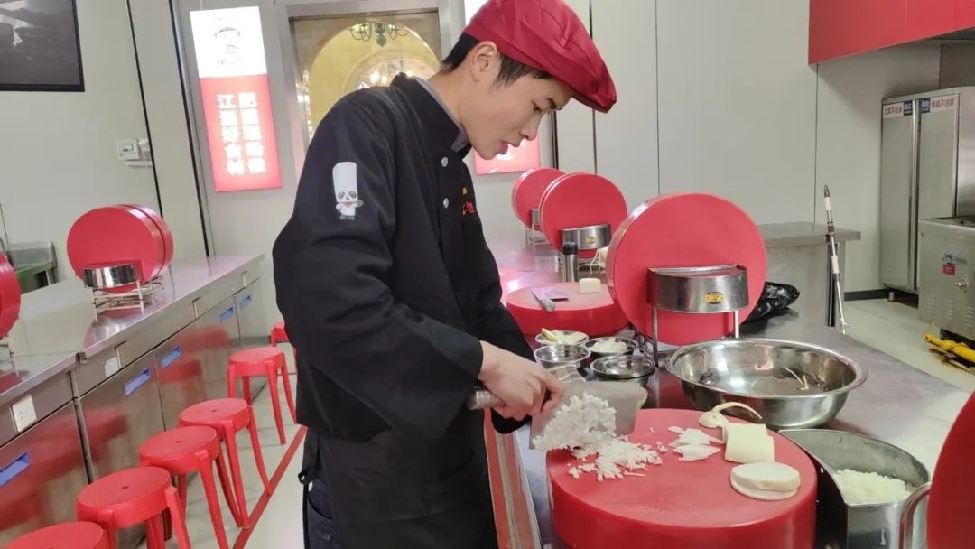 <a href=http://www.8881133.com target=_blank class=infotextkey>江西新東方烹飪學(xué)校</a>jpg