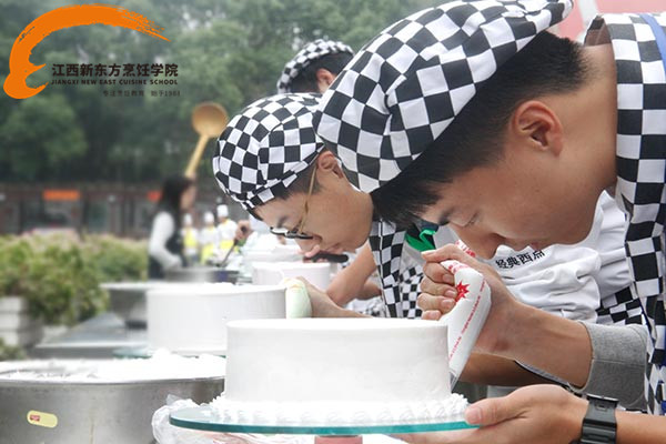 <a href=http://www.8881133.com target=_blank class=infotextkey>江西新東方烹飪學(xué)院</a>學(xué)子制作西點(diǎn).jpg
