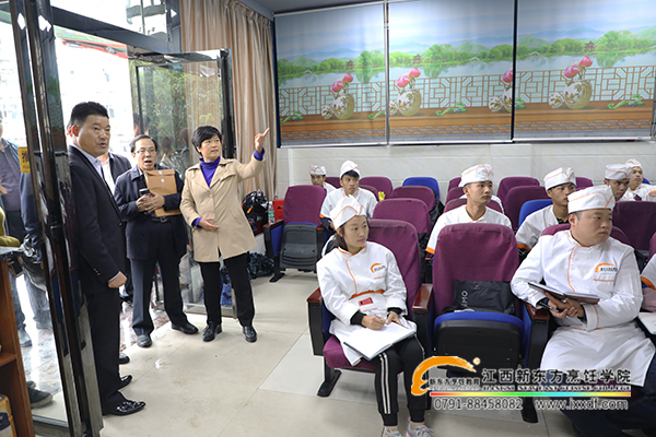 山西省呂梁市教育考察組領導來我院參觀教室