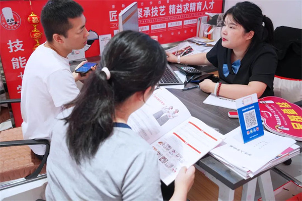 <a href=http://www.8881133.com target=_blank class=infotextkey>江西新東方烹飪學校</a>.jpg