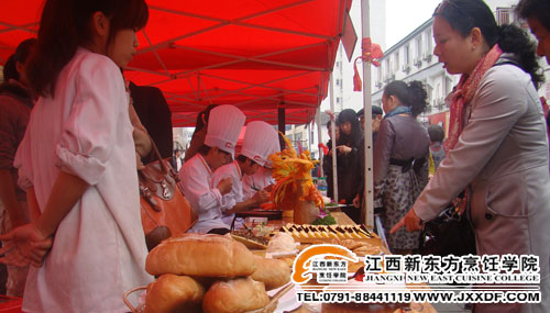 社區(qū)居民在了解西式面點