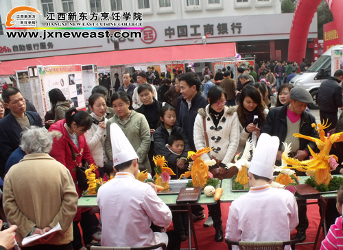 雕刻展臺前的人群