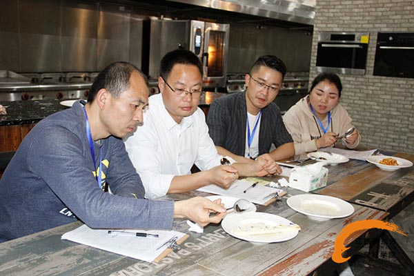 評(píng)委們給西餐作品打分