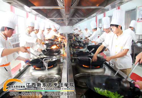 <a href=http://www.8881133.com target=_blank class=infotextkey>江西新東方烹飪學(xué)院</a>——學(xué)生上課實(shí)訓(xùn)~~.jpg
